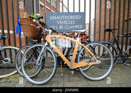 Tweed Run Cycles pronti per i loro piloti. Bici Urban One Williams intagliata a mano. Numero 666 Foto Stock