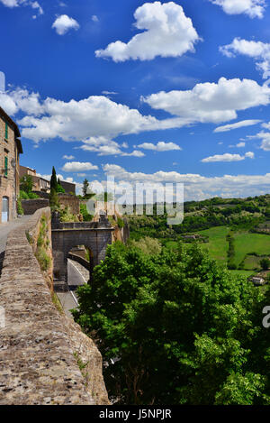 Orvieto antiche mura medievali della città e campagna vista panoramica Foto Stock