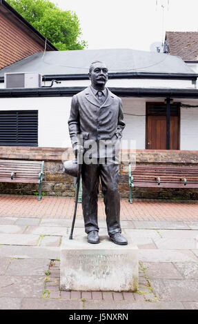 Crowborough East Sussex Regno Unito - Statua di Sir Arthur Conan Doyle il creatore di Sherlock Holmes in Crowborough dove visse dal 1909 al 1930 Foto Stock