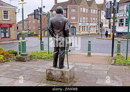 Crowborough East Sussex Regno Unito - Statua di Sir Arthur Conan Doyle il creatore di Sherlock Holmes in Crowborough dove visse dal 1909 al 1930 Foto Stock