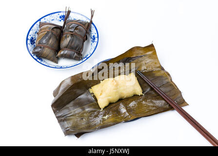 Aprire Zongzi con bacchette, cucina tradizionale Cinese di solito preparata per il Dragon Boat Festival Foto Stock