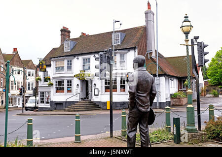 Crowborough East Sussex Regno Unito - Statua di Sir Arthur Conan Doyle il creatore di Sherlock Holmes in Crowborough dove visse dal 1909 al 1930 Foto Stock