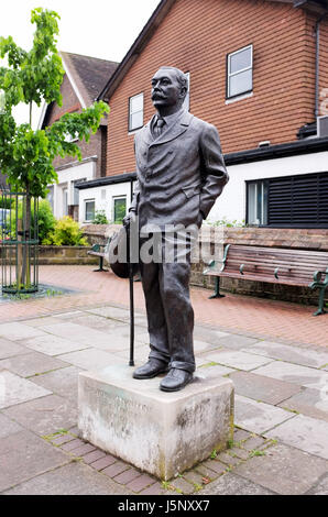 Crowborough East Sussex Regno Unito - Statua di Sir Arthur Conan Doyle il creatore di Sherlock Holmes in Crowborough dove visse dal 1909 al 1930 Foto Stock