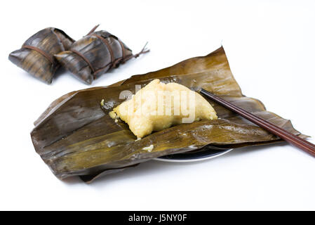 Aprire Zongzi con bacchette, cucina tradizionale Cinese di solito preparata per il Dragon Boat Festival Foto Stock