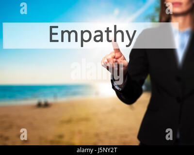 Empatia - Imprenditrice mano premendo il pulsante sul touch screen interfaccia. Business, tecnologia internet concetto. Stock Photo Foto Stock