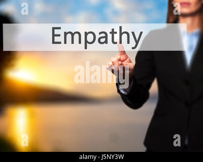 Empatia - Imprenditrice mano premendo il pulsante sul touch screen interfaccia. Business, tecnologia internet concetto. Stock Photo Foto Stock