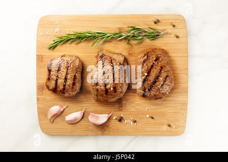 Tre fette di carne cotta con il condimento e copyspace Foto Stock