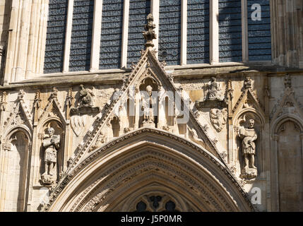 La statuaria religiosa al di sopra della porta ovest della cattedrale di York Minster e York, North Yorkshire, Inghilterra, Regno Unito Foto Stock