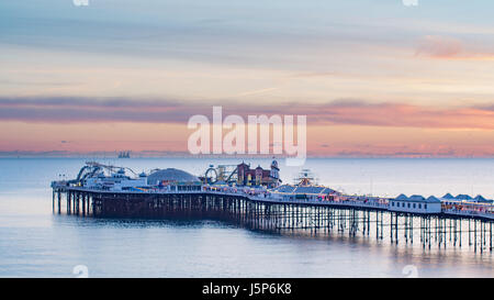 Vista del Palazzo dal molo di Brighton al tramonto Foto Stock