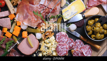 Vista dall'alto in basso di un piatto di salumi (charcuterie), prosciutto, salame, paté e formaggio Foto Stock