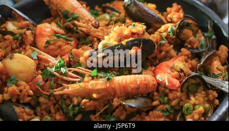 Estrema vista ravvicinata di deliziosi piatti di pesce spagnolo paella: cozze, gamberoni, langoustine, eglefino Foto Stock