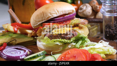 Vista di una deliziosa cheeseburger con baco e guacamole Foto Stock