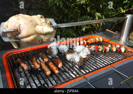 Heston Blumenthal del mozzo Everdure barbecue, grande monolito grigio di un nuovo genere di Michelin barbecues, London, England, Regno Unito Foto Stock