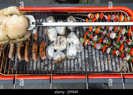 Heston Blumenthal del mozzo Everdure barbecue, grande monolito grigio di un nuovo genere di Michelin barbecues, London, England, Regno Unito Foto Stock