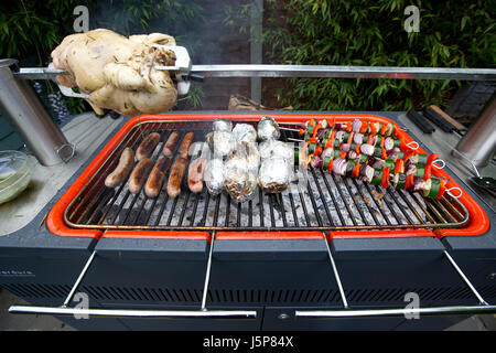 Heston Blumenthal del mozzo Everdure barbecue, grande monolito grigio di un nuovo genere di Michelin barbecues, London, England, Regno Unito Foto Stock