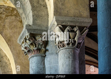 Mozac. Le capitali della chiesa abbaziale di Saint-Pierre all'aperto. Dipartimento di Puy de Dome. Auvergne-Rhone-Alpes. Francia Foto Stock