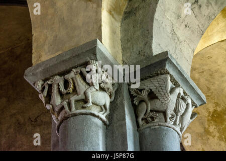 Mozac. Le capitali della chiesa abbaziale di Saint-Pierre all'aperto. Dipartimento di Puy de Dome. Auvergne-Rhone-Alpes. Francia Foto Stock