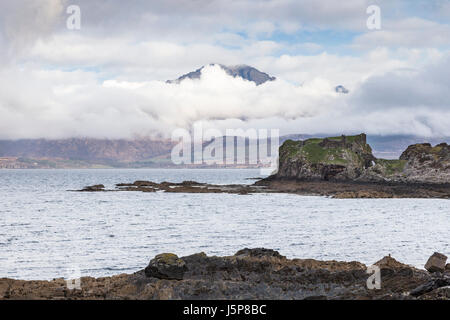 Dunscaith rovine del castello e Cuilin sul Loch Eishort sull'Isola di Skye in Scozia. Foto Stock