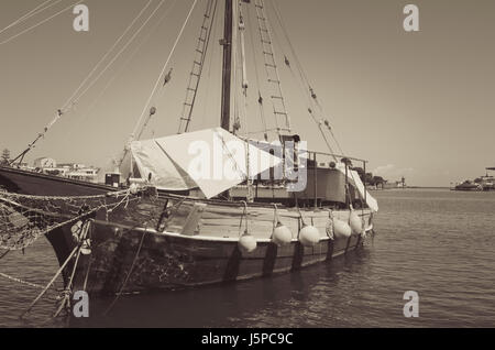 Vecchia barca a vela ancora nel porto di Ischia, Italia Foto Stock