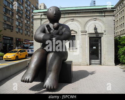 La città di New York, Stati Uniti d'America. Il 17 maggio 2017. Sculture in bronzo per artista gioia marrone su Broadway in Upper West Side di Manhattan borough di New York City, Stati Uniti d'America, 17 maggio 2017. Le sculture che erano unveilled su 17.05. rimarrà in mostra fino a novembre 2017. Foto: Johannes Schmitt-Tegge/dpa/Alamy Live News Foto Stock