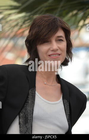 Cannes, Francia. Il 17 maggio 2017. Settantesimo edizione del Festival del Cinema di Cannes: attrice Charlotte Gainsbourg, qui per la promozione del film "Ismael i fantasmi' (francese: Les Fantômes d'Ismaël) (2017/05/17) Credito: Andia/Alamy Live News Foto Stock