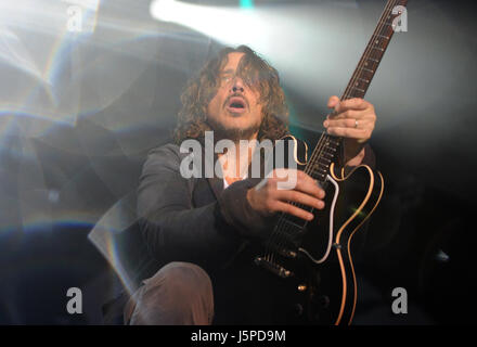 Berlino, Germania. 31 Maggio, 2012. Il cantante Chris Cornell della US band grunge Soundgarden esegue sul palco durante un concerto della banda a Zitadelle a Berlino (Germania), 31 maggio 2012. La band si esibirà anche durante il festival Rock am Ring e Rock im Park che si svolgerà questo fine settimana. Foto: BRITTA PEDERSEN | in tutto il mondo di utilizzo/dpa/Alamy Live News Foto Stock