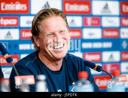 Amburgo, Germania. 18 Maggio, 2017. Markus Gisdol, allenatore della Bundesliga tedesca football club Hamburger SV, intervenendo a una conferenza stampa davanti al loro gioco contro il VfL Wolfsburg durante il fine settimana, ad Amburgo, Germania, 18 maggio 2017. Foto: Markus Scholz/dpa/Alamy Live News Foto Stock