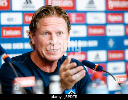 Amburgo, Germania. 18 Maggio, 2017. Markus Gisdol, allenatore della Bundesliga tedesca football club Hamburger SV, intervenendo a una conferenza stampa davanti al loro gioco contro il VfL Wolfsburg durante il fine settimana, ad Amburgo, Germania, 18 maggio 2017. Foto: Markus Scholz/dpa/Alamy Live News Foto Stock