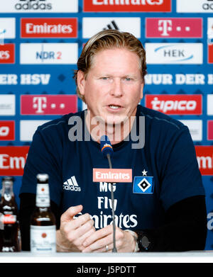 Amburgo, Germania. 18 Maggio, 2017. Markus Gisdol, allenatore della Bundesliga tedesca football club Hamburger SV, intervenendo a una conferenza stampa davanti al loro gioco contro il VfL Wolfsburg durante il fine settimana, ad Amburgo, Germania, 18 maggio 2017. Foto: Markus Scholz/dpa/Alamy Live News Foto Stock