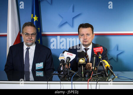 Sottosegretario di Stato presso il ministero degli Interni Jakub Skiba (L) e il ministro polacco degli Affari Interni e dell'amministrazione Mariusz Blaszczak parlare con la stampa a livello europeo la sede del Consiglio a Bruxelles, in Belgio il 18.05.2017 da Wiktor Dabkowski [limitata a utilizzare solo al di fuori della Polonia] | Utilizzo di tutto il mondo Foto Stock