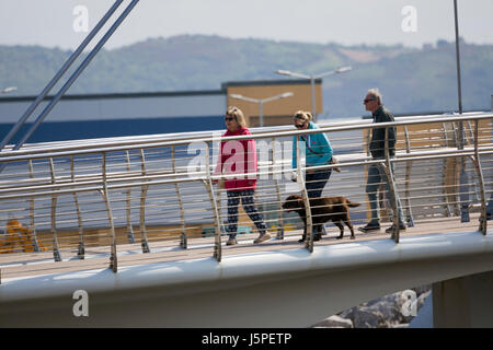 Denbighshire, Galles, nel Regno Unito il 18 maggio 2017. Regno Unito - Previsioni del tempo - il tempo è caldo e sole oltre il Galles del Nord inclusa la località costiera di Rhyl, Denbighshire. Le persone che attraversano il ponte levatoio lungo la promenade a Rhyl nel Galles del Nord nel glorioso sole © DGDImages/Alamy Live News Foto Stock