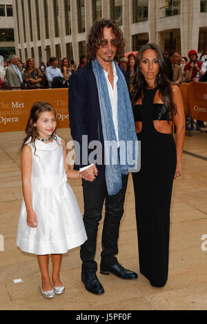 New York, NY, STATI UNITI D'AMERICA. Il 12 maggio 2017. Chris Cornell e famiglia frequentare l'American Ballet Theatre serata di apertura la molla gala tenutosi presso il teatro Metropolitan Opera House al Lincoln Center il 12 maggio 2014 in New York City. Credito: Brent N. Clarke/Sp/media/punzone Alamy Live News Foto Stock