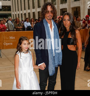 New York, NY, STATI UNITI D'AMERICA. Il 12 maggio 2017. Chris Cornell e famiglia frequentare l'American Ballet Theatre serata di apertura la molla gala tenutosi presso il teatro Metropolitan Opera House al Lincoln Center il 12 maggio 2014 in New York City. Credito: Brent N. Clarke/Sp/media/punzone Alamy Live News Foto Stock