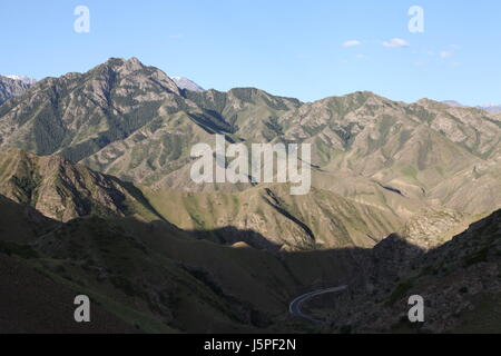 Karamay, Karamay, Cina. Il 7 maggio, 2017. Karamay, Cina - 7 Maggio 2017: (solo uso editoriale. Cina OUT).L'Dushanzi Grand Canyon in Karamay, a nord-ovest della Cina di Xinjiang Uygur Regione autonoma. Credito: SIPA Asia/ZUMA filo/Alamy Live News Foto Stock