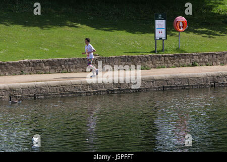 Leeds, Regno Unito. 18 Maggio, 2017. Una signora godendo un Morning jog intorno Roundhay Park a Leeds il 18 maggio 2017. Una luminosa e soleggiata giornata porta sollievo dalle nubi e pioggia in precedenza durante la settimana. Credito: James Copeland/Alamy Live News Foto Stock