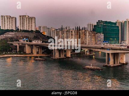 Hong Kong, Cina. 4 Novembre, 2006. La Tsing Yi ponte sul canale Rambler a Hong Kong è in un territorio densamente popolato hi-rise zona residenziale. Hong Kong è stata per lungo tempo un importante destinazione turistica. Credito: Arnold Drapkin/ZUMA filo/Alamy Live News Foto Stock