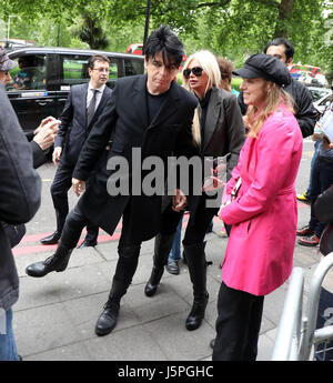 Londra, Regno Unito. 18 Maggio, 2017. Pic mostra: Gary Numan e partner di Gemma O'Neil Ivor Novello awards London Grosvenor House Hotel Stelle in moltitudini oggi 18/5/17 foto da Gavin Rodgers/ Pixel8000 Credit: Gavin Rodgers/Alamy Live News Foto Stock