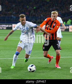 Kharkiv, Ucraina. Il 17 maggio 2017. Andriy Yarmolenko di Dynamo Kyiv (L) combatte per una sfera con Viktor Kovalenko di Shakhtar Donetsk durante la loro calotta dell'Ucraina gioco finale a OSC Metalist stadium di Kharkiv, Ucraina. Credito: Oleksandr Prykhodko/Alamy Live News Foto Stock