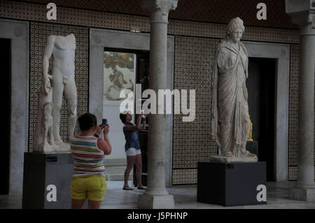 Tunisi, Tunisia. 18 Maggio, 2017. I turisti a visitare il National il Museo di Bardo sulla Giornata internazionale dei musei a Tunisi, capitale della Tunisia, il 18 maggio 2017. La Giornata Internazionale dei Musei è un occasione per aumentare la consapevolezza dell importanza di musei per lo sviluppo della società. Questo anno, l'evento celebrerà il tema "useums e storie impugnata: dicendo indicibile in musei.' Credit: Adele Ezzine/Xinhua/Alamy Live News Foto Stock