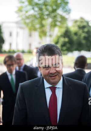 Washington DC, Stati Uniti d'America. 18 Maggio, 2017. Washington, DC, Stati Uniti. 18 Maggio, 2017. Il Ministro degli esteri tedesco Sigmar GABRIEL a piedi dalla Casa Bianca a Washington DC, USA, 18 maggio 2017. Il ministro Gabriel è su una visita di due giorni e ci sarà anche visitare il Messico. Foto: Bernd von Jutrczenka/dpa//Alamy Live News Foto Stock