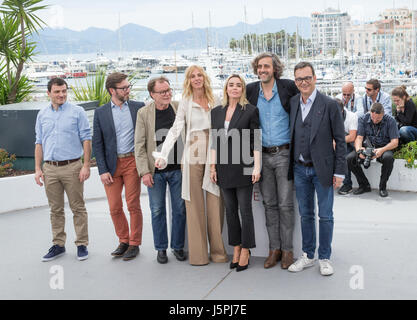 Cannes, Francia. 18 Maggio, 2017. Il presidente della Camera d'o Giuria Sandrine Kiberlain C) e altri membri della giuria frequentare un photocall presso il settantesimo Cannes International Film Festival di Cannes, Francia, il 18 maggio 2017. (Xinhua/Xu Jinquan)(zcc) Credito: Xinhua/Alamy Live News Foto Stock