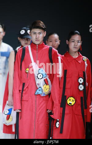 14 maggio 2017 - Beijin, Beijin, Cina - Pechino, Cina - 14 Maggio 2017: (solo uso editoriale. Cina OUT)..La Cina Graduate Fashion Week 2017 si terrà a Pechino, Maggio 14th, 2017. (Credito Immagine: © SIPA Asia via ZUMA filo) Foto Stock