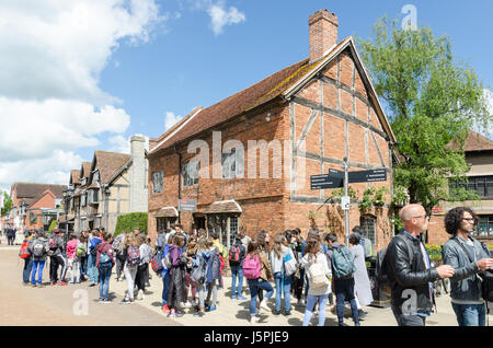 Stratford-upon-Avon, Regno Unito. Il 18 maggio 2017. Grandi gruppi di turisti a Stratford-upon-Avon godetevi il sole dopo che ieri la pioggia pesante. Credito Maslen Nick/Alamy Live News Foto Stock