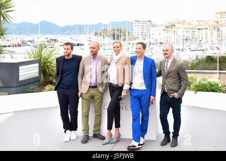 (170518) -- CANNES, 18 maggio 2017 (Xinhua) -- Uma Thurman (C), Presidente della Giuria di selezione di film "Un Certain Regard", pone per un photocall con altri membri della giuria al settantesimo Cannes International Film Festival di Cannes, Francia, il 18 maggio 2017. (Xinhua/Chen Yichen)(zcc) Foto Stock