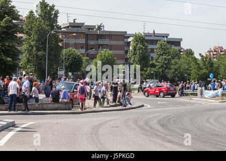 Cassalecchio di Reno, Emilia Romagna, Italia. 18 Maggio, 2017. Giro d'Italia - Giro d'Italia. Giro d'Italia 2017 stadio 12 Forli - Reggio Emilia, persone waitting per ciclisti di arrivare in Cassalecchio di Reno. Credito: Cristian Mihaila/Alamy Live News Foto Stock