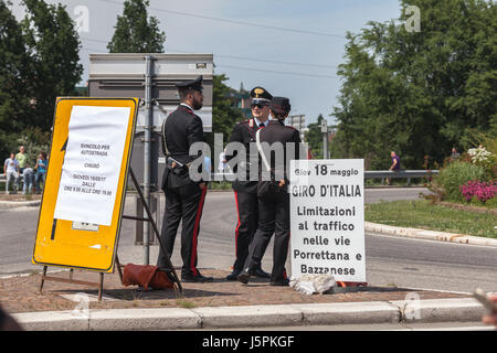 Cassalecchio di Reno, Emilia Romagna, Italia. 18 Maggio, 2017. Giro d'Italia - Giro d'Italia. Giro d'Italia 2017 stadio 12 Forli - Reggio Emilia, il traffico sulle strade è limitata e e custoditi dalla gendarmeria Italia, carabinieri. Credito: Cristian Mihaila/Alamy Live News Foto Stock