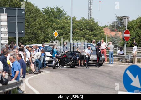 Cassalecchio di Reno, Emilia Romagna, Italia. 18 Maggio, 2017. Giro d'Italia - Giro d'Italia. Giro d'Italia 2017 stadio 12 Forli - Reggio Emilia, il traffico sulle strade è limitata e e sorvegliato da parte della polizia e della gendarmeria di Italia, carabinieri. Credito: Cristian Mihaila/Alamy Live News Foto Stock