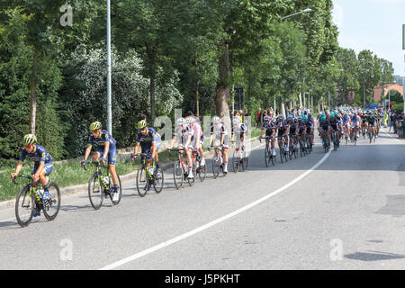 Cassalecchio di Reno, Emilia Romagna, Italia. 18 Maggio, 2017. Giro d'Italia - Giro d'Italia. Giro d'Italia 2017 stadio 12 Forli - Reggio Emilia, ciclisti arrivano in Cassalecchio di Reno. Credito: Cristian Mihaila/Alamy Live News Foto Stock