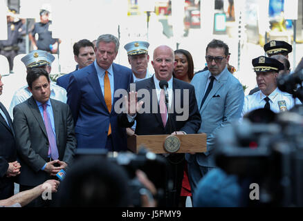 New York, Stati Uniti d'America. 18 Maggio, 2017. Il New York Police Department (NYPD) Commissario James O'Neill (C) risolve una conferenza stampa presso la scena dell'incidente auto incidente a Times Square a New York City, Stati Uniti, il 18 maggio 2017. Una giovane donna è stato ucciso e 22 feriti dopo una vettura arò nel pedoni in Times Square il giovedì, hanno detto i funzionari. Credito: Wang Ying/Xinhua/Alamy Live News Foto Stock