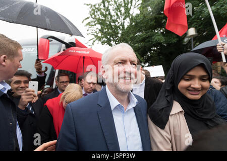 Londra, Regno Unito. 18 Maggio, 2017. Jeremy Corbyn, il leader del partito laburista che arrivano a un'elezione generale rally, Manor House motivi, il verde, Southall, UB2 4BJ, Credito: Alex MacNaughton/Alamy Live News Foto Stock